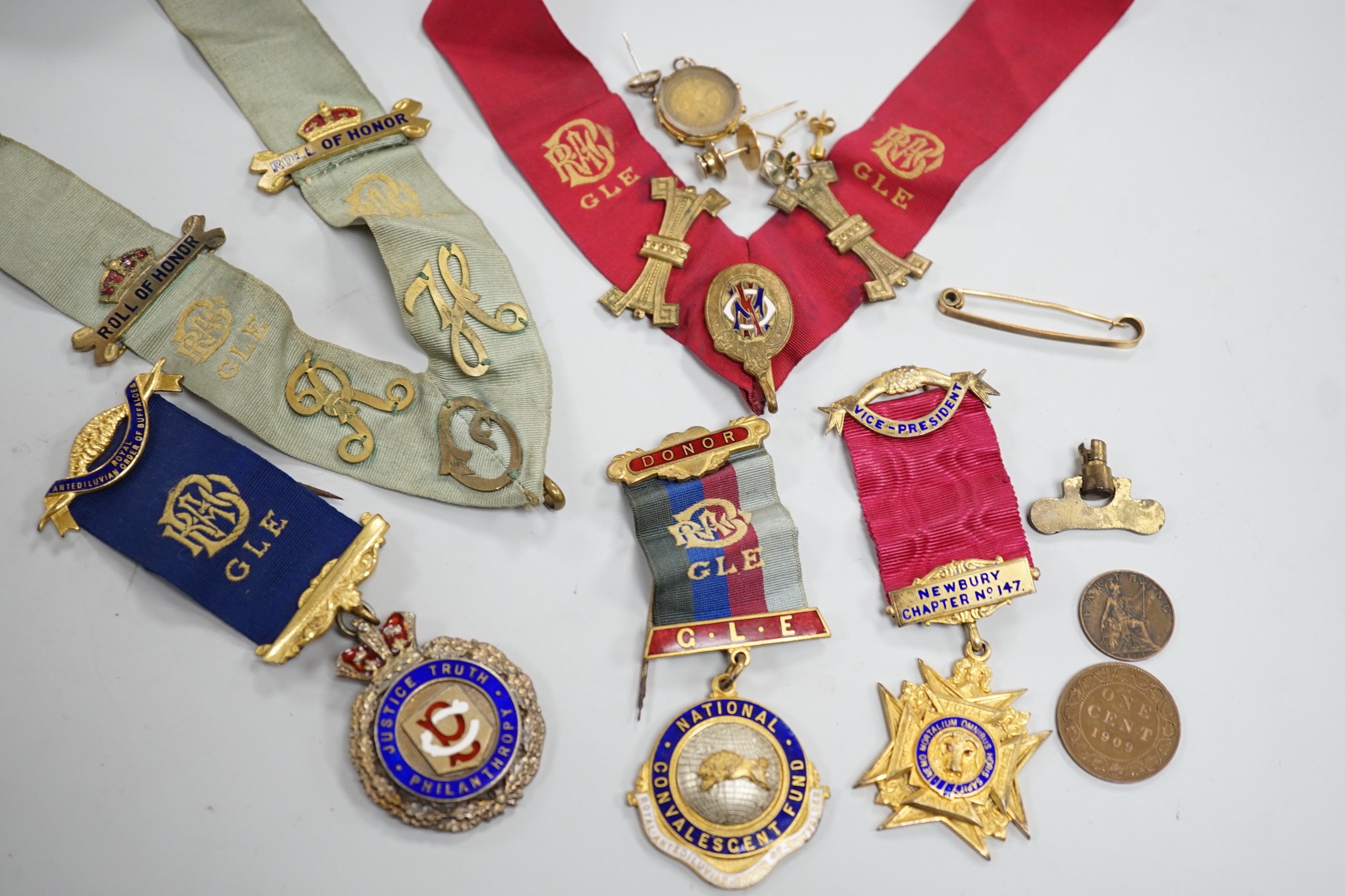 Sundry jewellery and medallions, including two silver-gilt Masonic medals etc.
